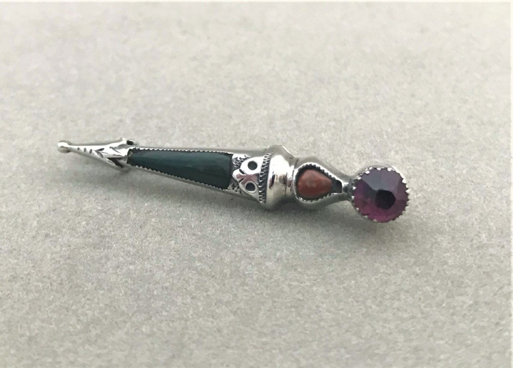 A delightful silver & agate Scottish themed brooch