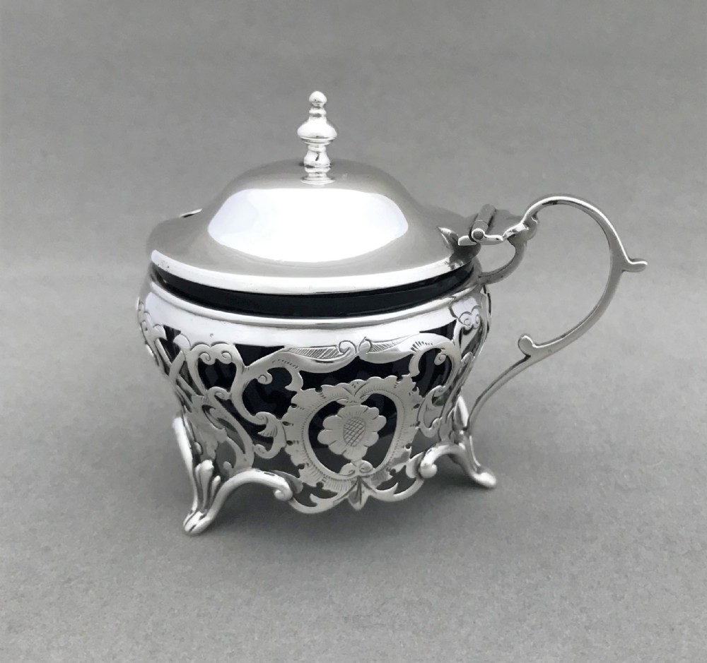 A lovely Edwardian pierced silver mustard pot