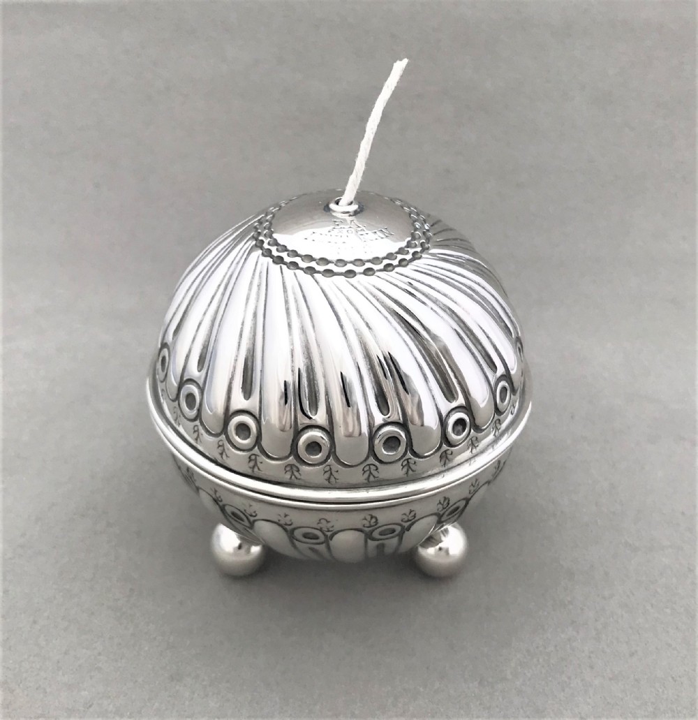 A rare William Comyns silver string box