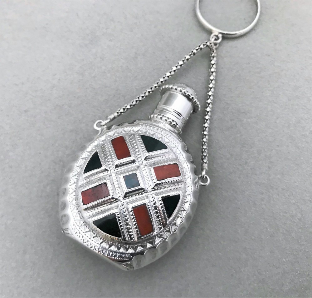 A stunning silver & agate Victorian scent bottle View IV