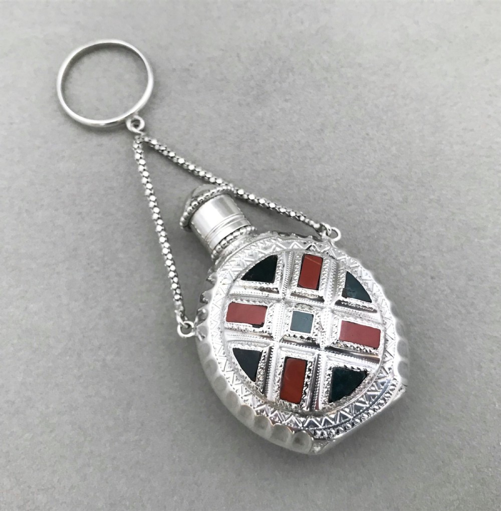 A stunning silver & agate Victorian scent bottle View V