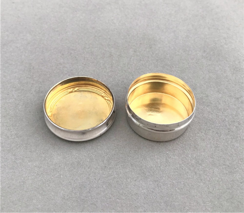 A lovely silver gilt George V pill box View IV