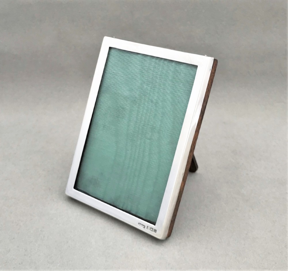 A stylish Edwardian silver photo frame
