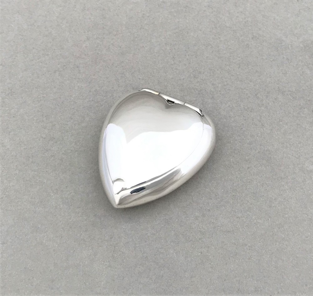 A Victorian Chester silver heart shaped pillbox