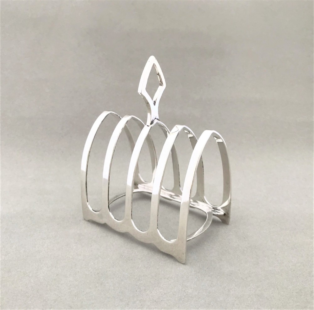 An attractive four slice silver toast rack