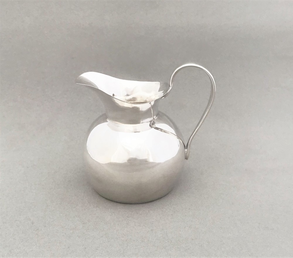 A stylish small Edwardian silver cream jug