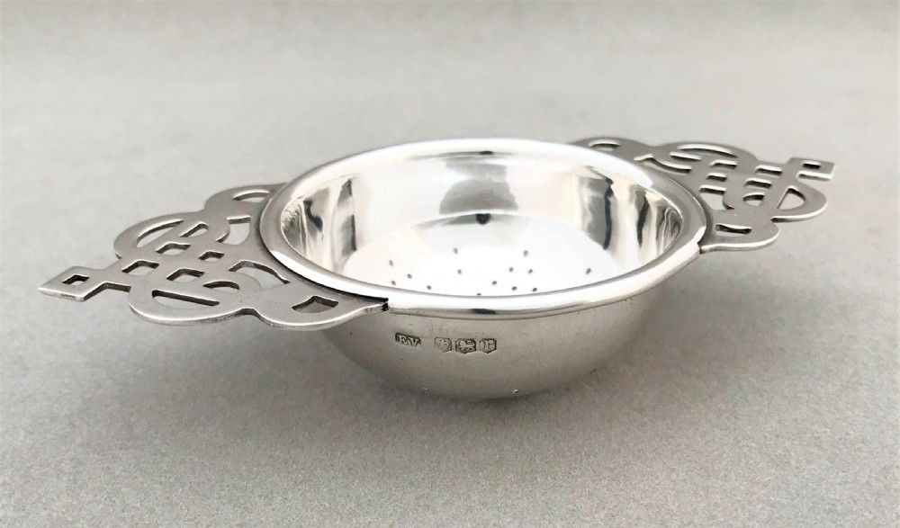 A gorgeous Art Deco silver tea strainer View IV
