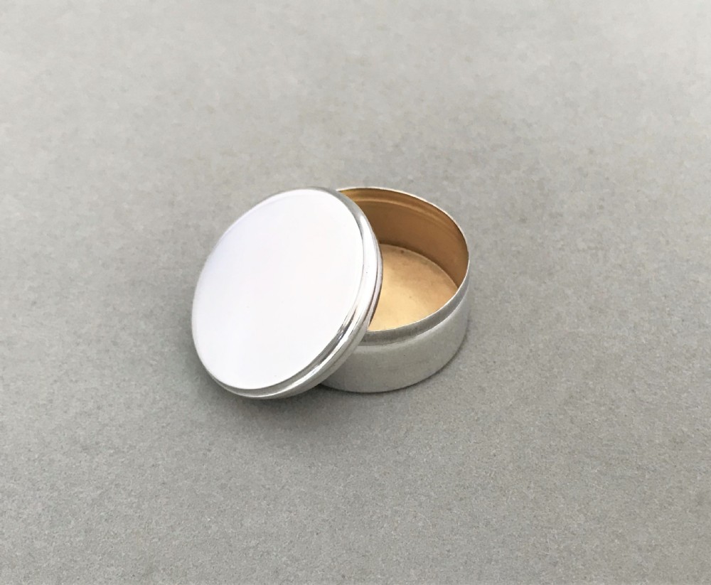 A good large size silver pillbox