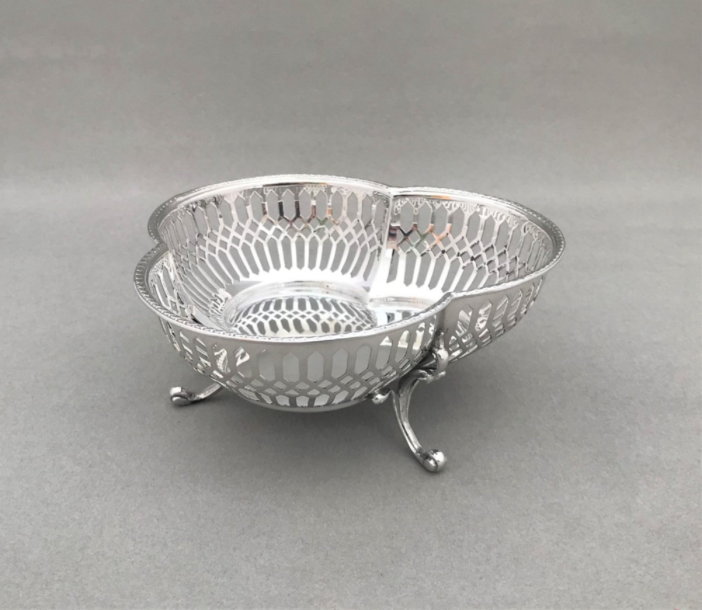 A lovely Edwardian pierced silver bonbon dish