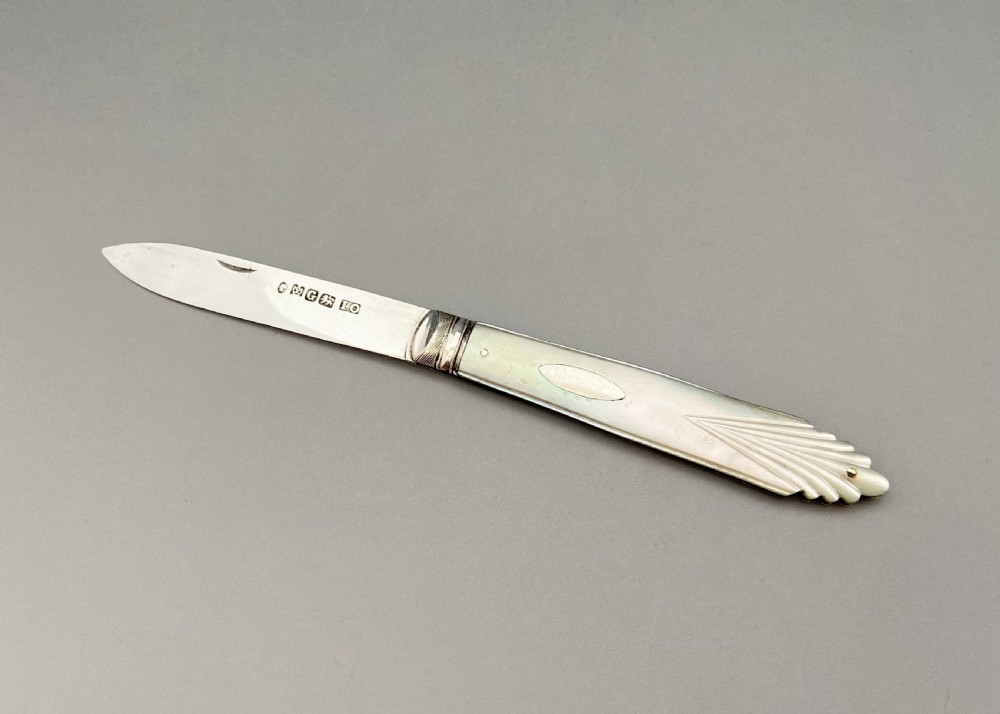 An early Victorian silver & mother-of-pearl fruit knife