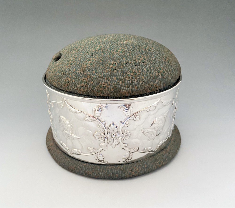 A superb William Comyns silver trinket box