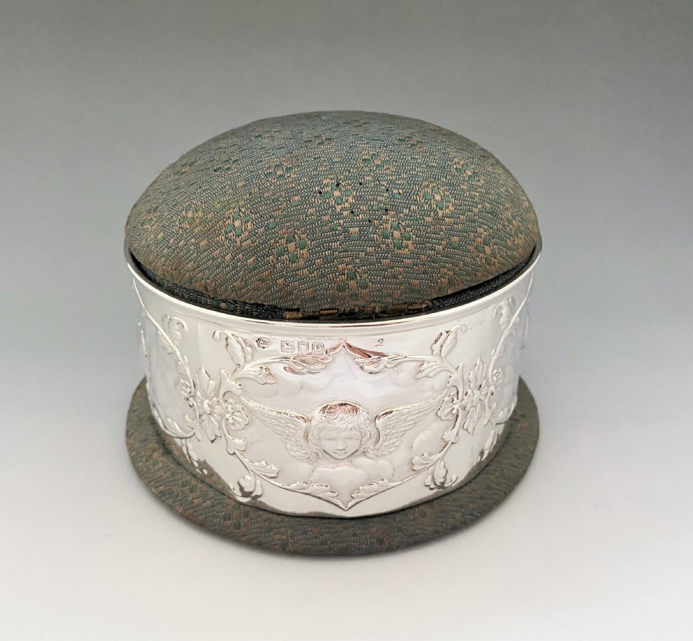 A superb William Comyns silver trinket box View II