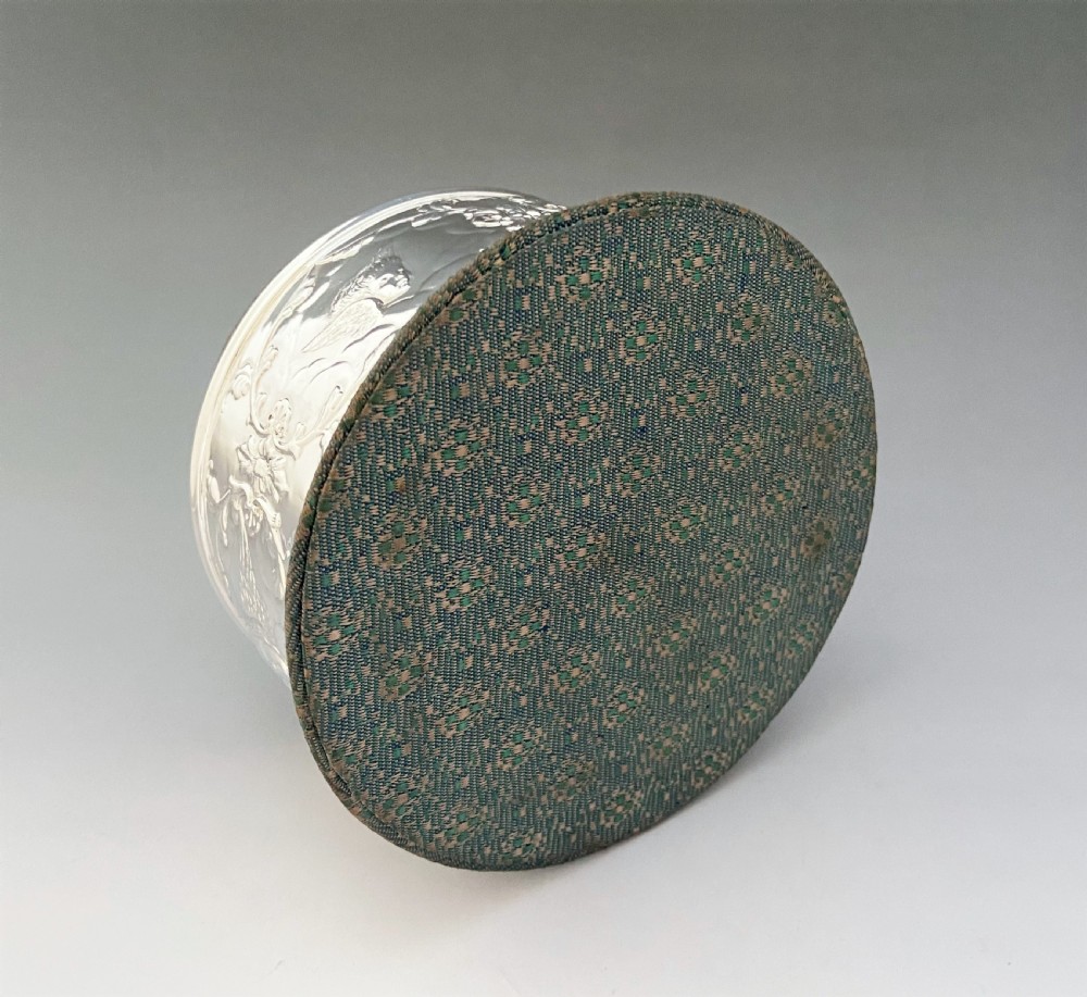 A superb William Comyns silver trinket box View VI