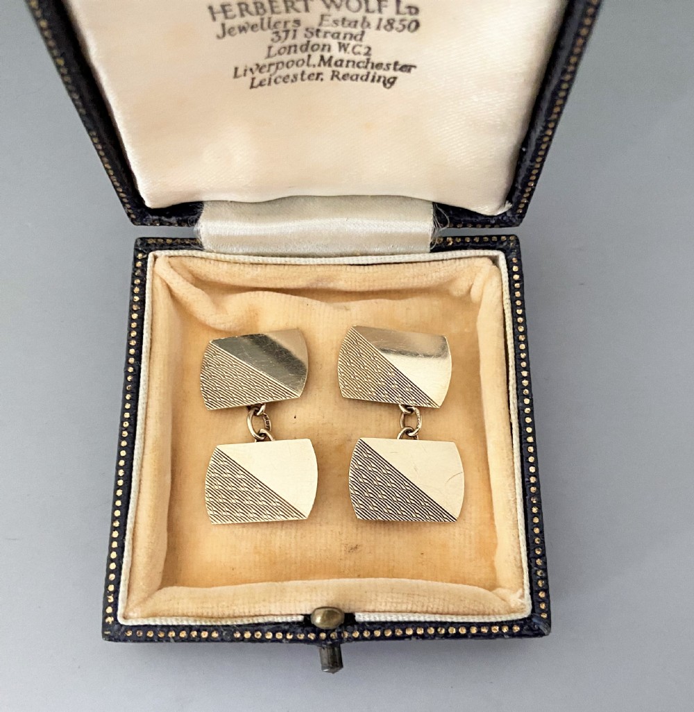 A gorgeous pair of Chester 9ct Gold cuff links View II