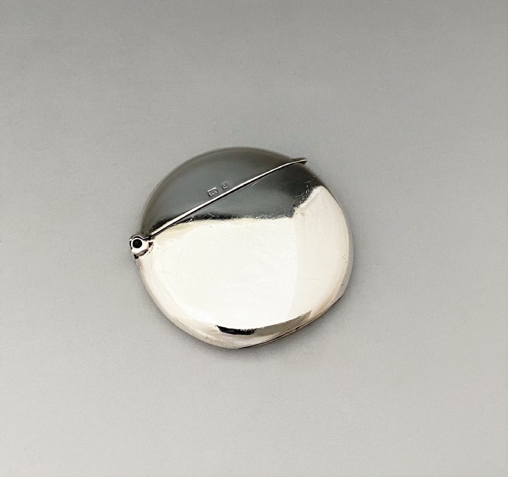 An unusual circular Edwardian silver vesta