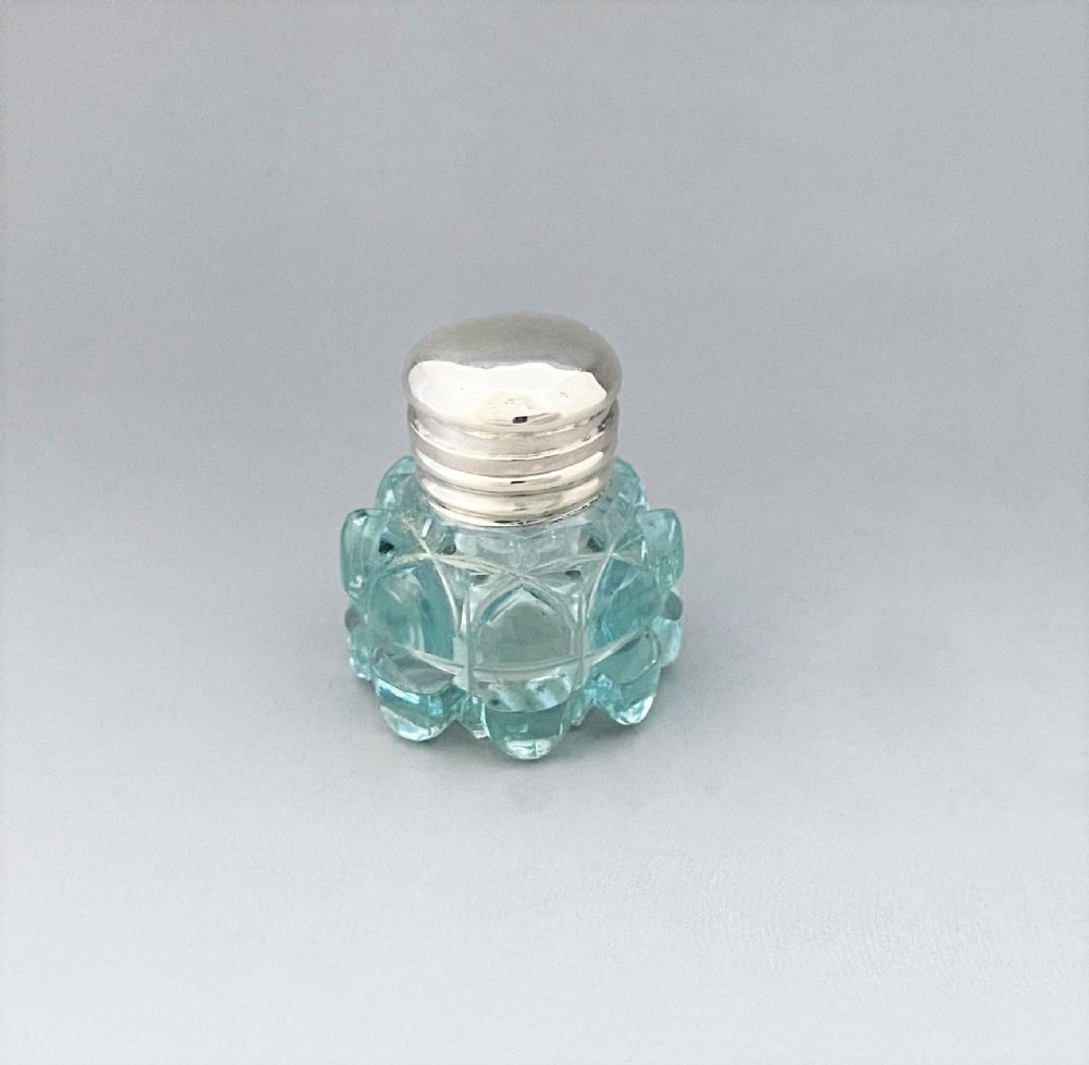 A gorgeous Georgian silver mounted vinaigrette