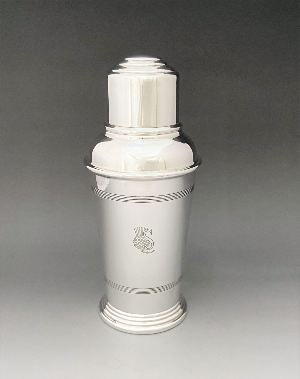 A superior Goldsmiths & Silversmiths silver plated cocktail shaker