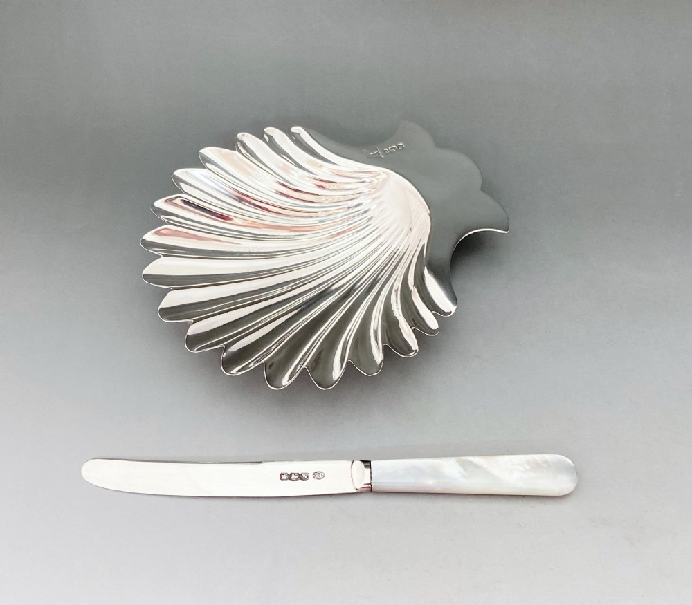 A charming Edwardian silver butter shell & Mother of Pearl knife