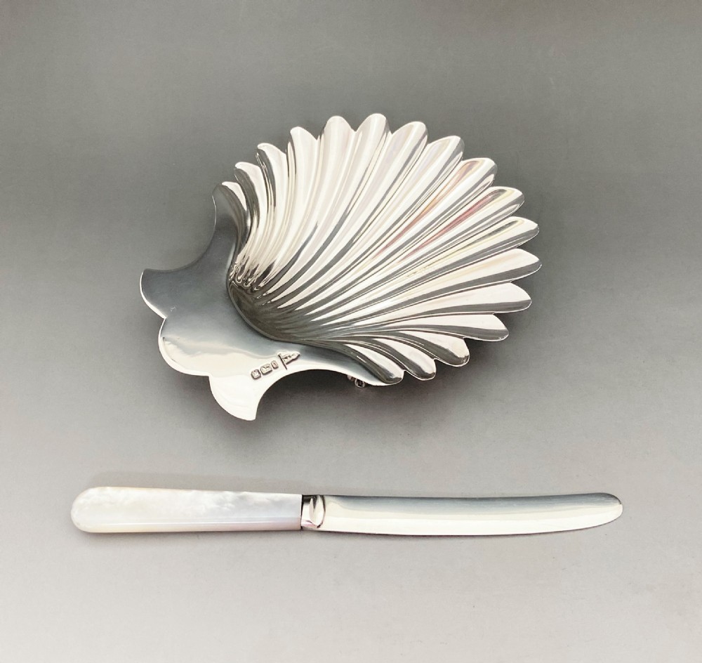 A charming Edwardian silver butter shell & Mother of Pearl knife View II