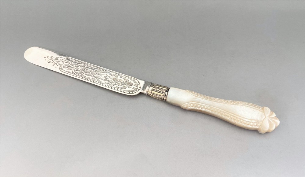 A lovely Victorian silver & mother-of-pearl butter knife View II