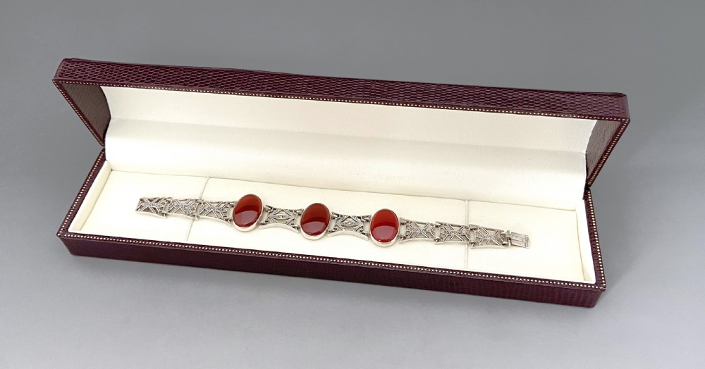 A charming Art Deco silver and agate bracelet View IX