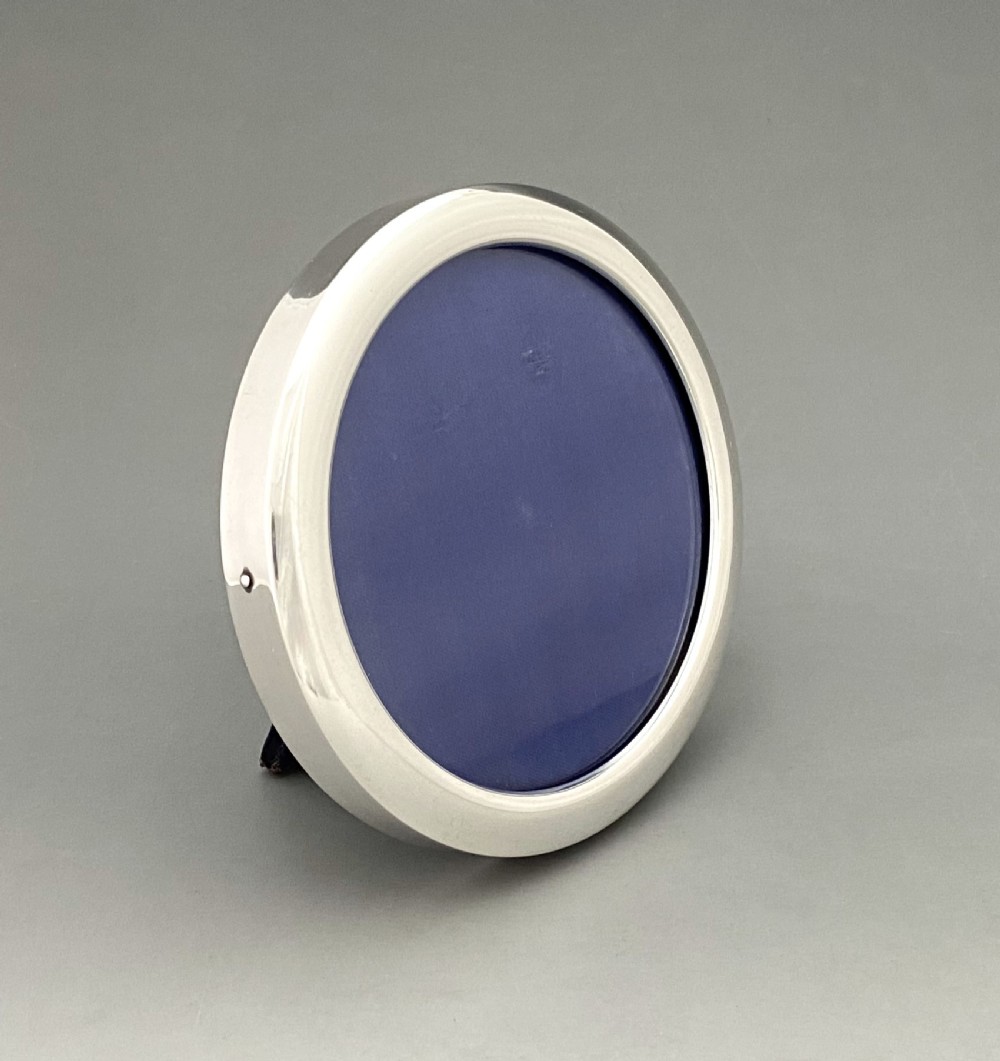 An Edwardian circular silver photo frame by William Comyns