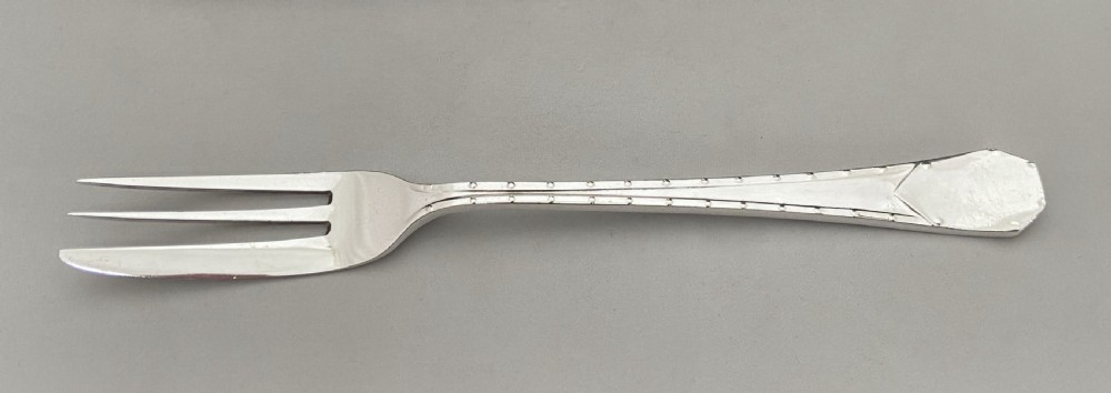 An excellent boxed set of six silver cake forks & serving fork View II