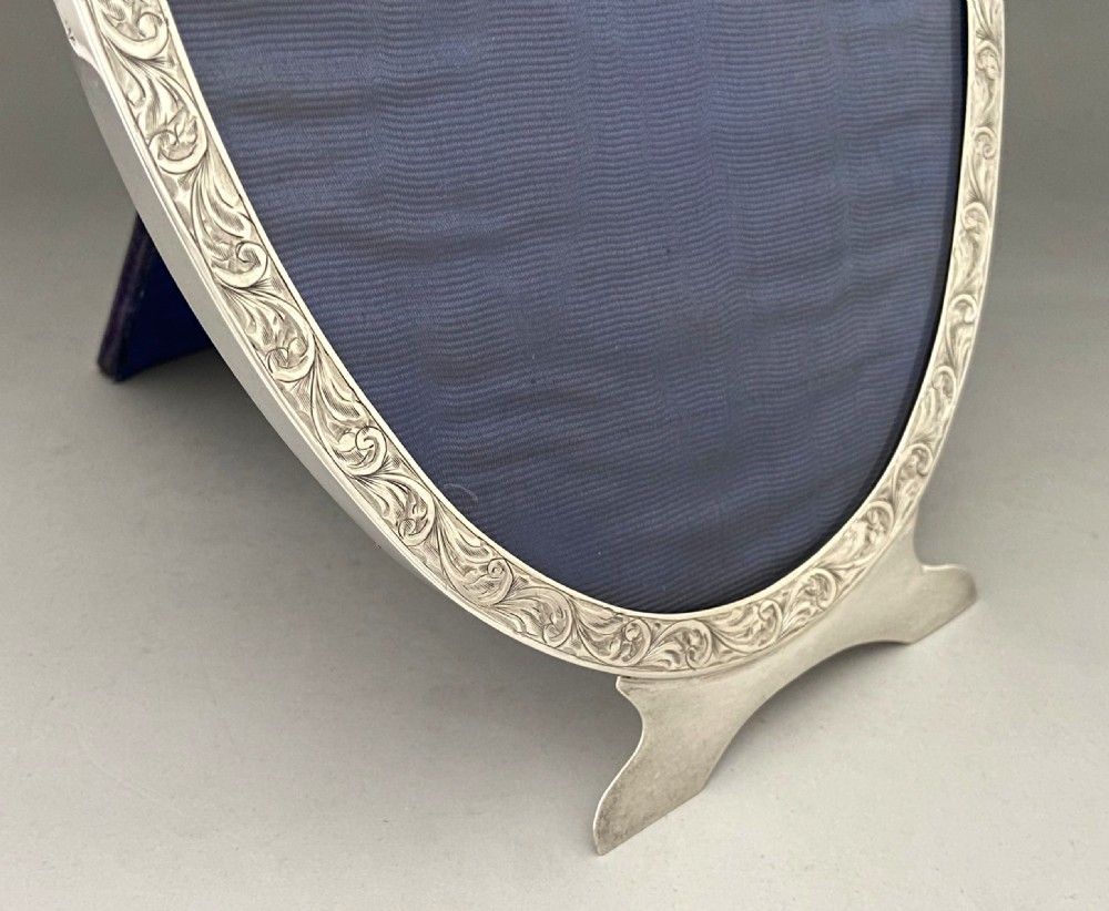 An elegant George V silver photo frame View VI