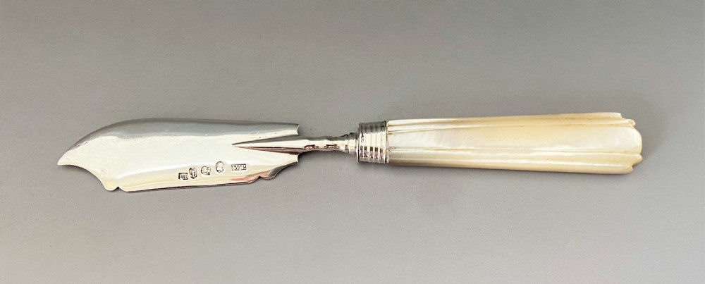 A fine Georgian silver & mother-of-pearl butter knife View II