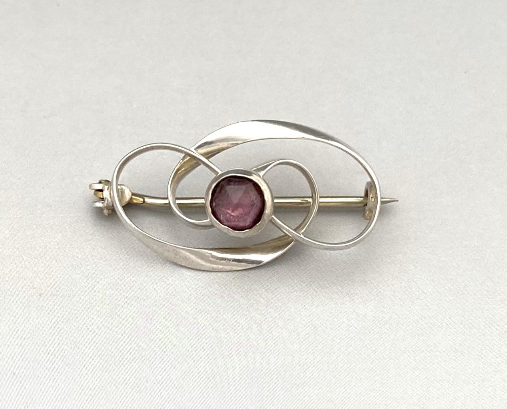 An attractive Edwardian silver brooch
