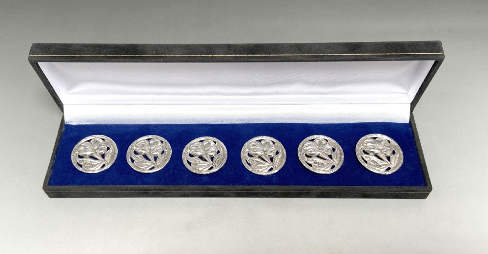 A superb set of 6 cast silver Edwardian buttons