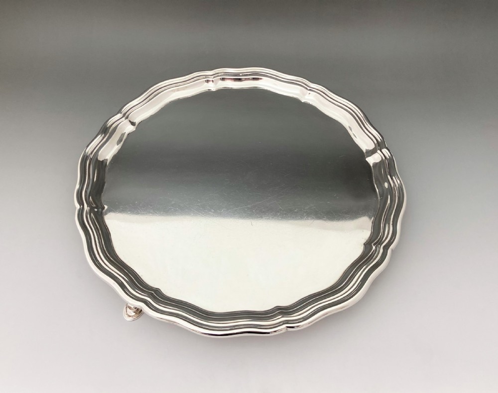 A stylish George V silver salver View II