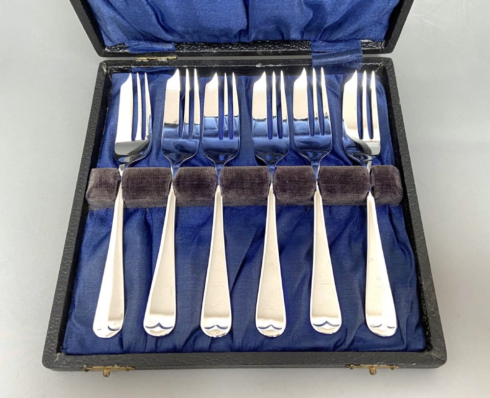 An excellent boxed set of 6 silver cake forks View III