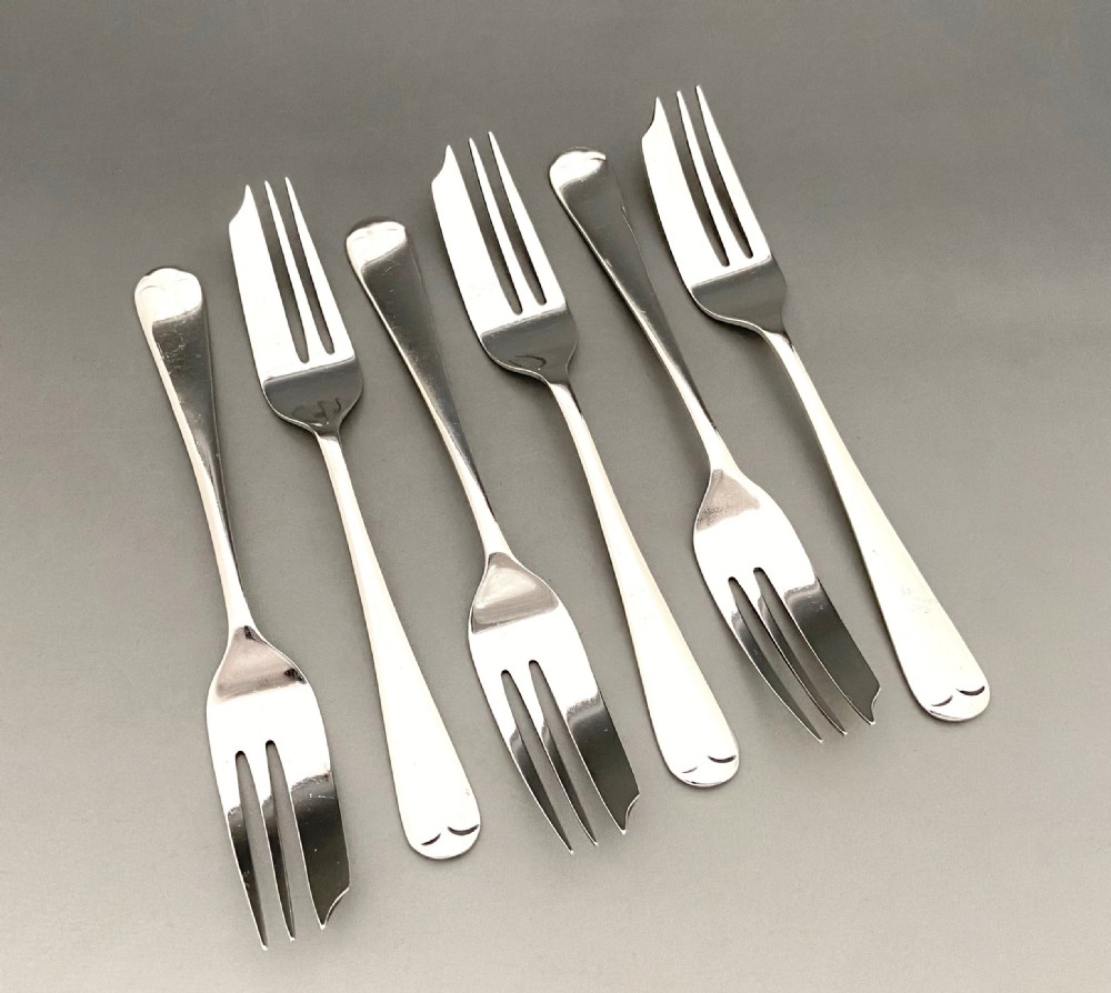 An excellent boxed set of 6 silver cake forks View IV
