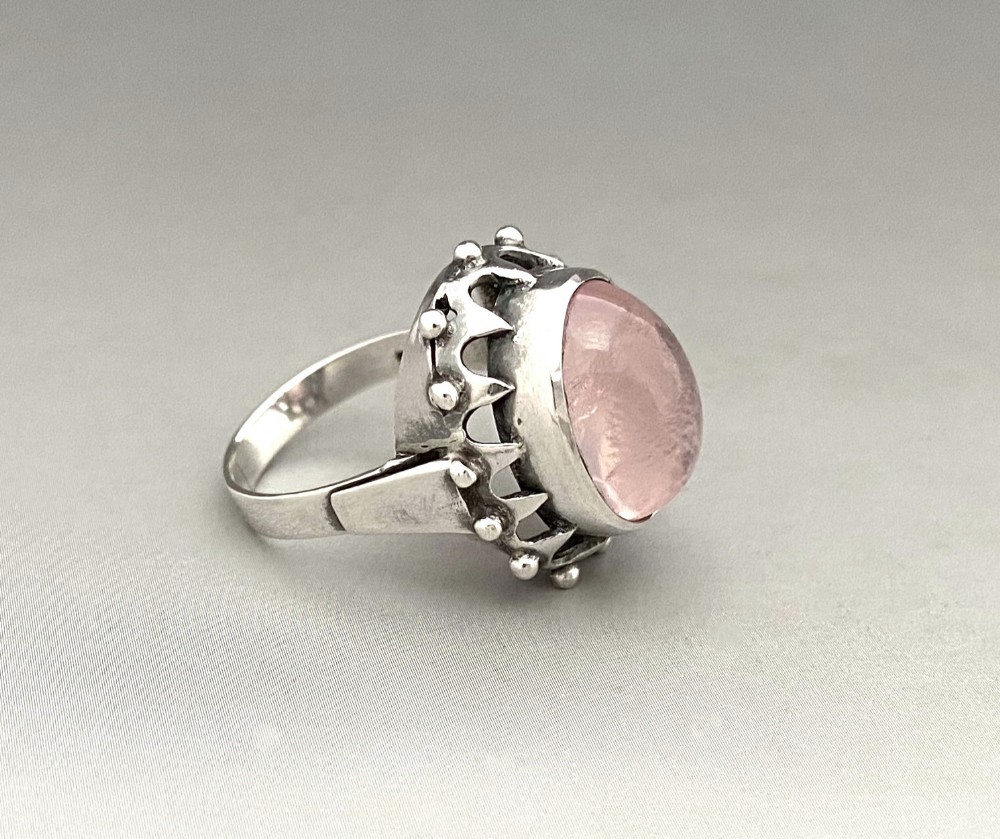 An attractive silver & Rose Quartz ring
