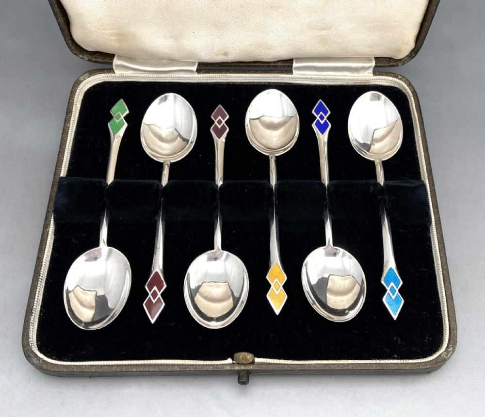 A lovely boxed set of 6 silver & enamel teaspoons