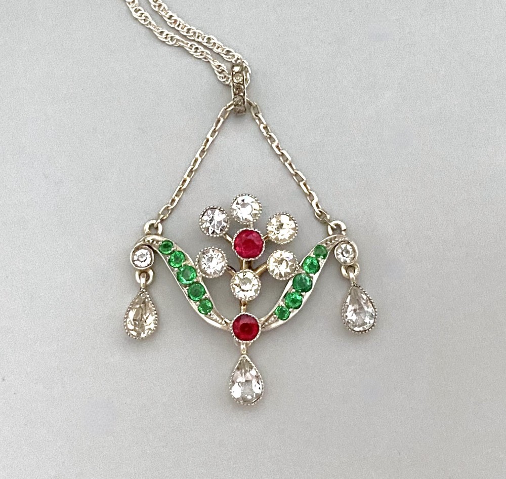 An elegant early 20th Century silver necklace pendant