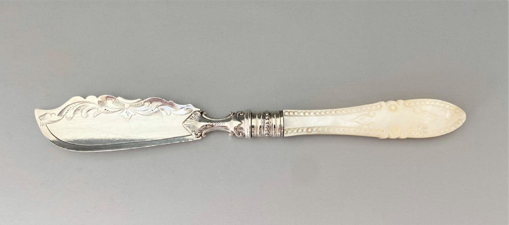 A lovely Victorian silver & mother-of-pearl butter knife View III