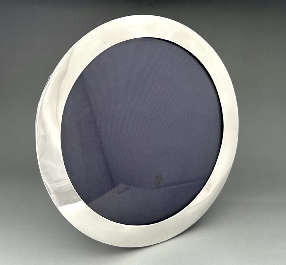 An early George V circular silver photo frame