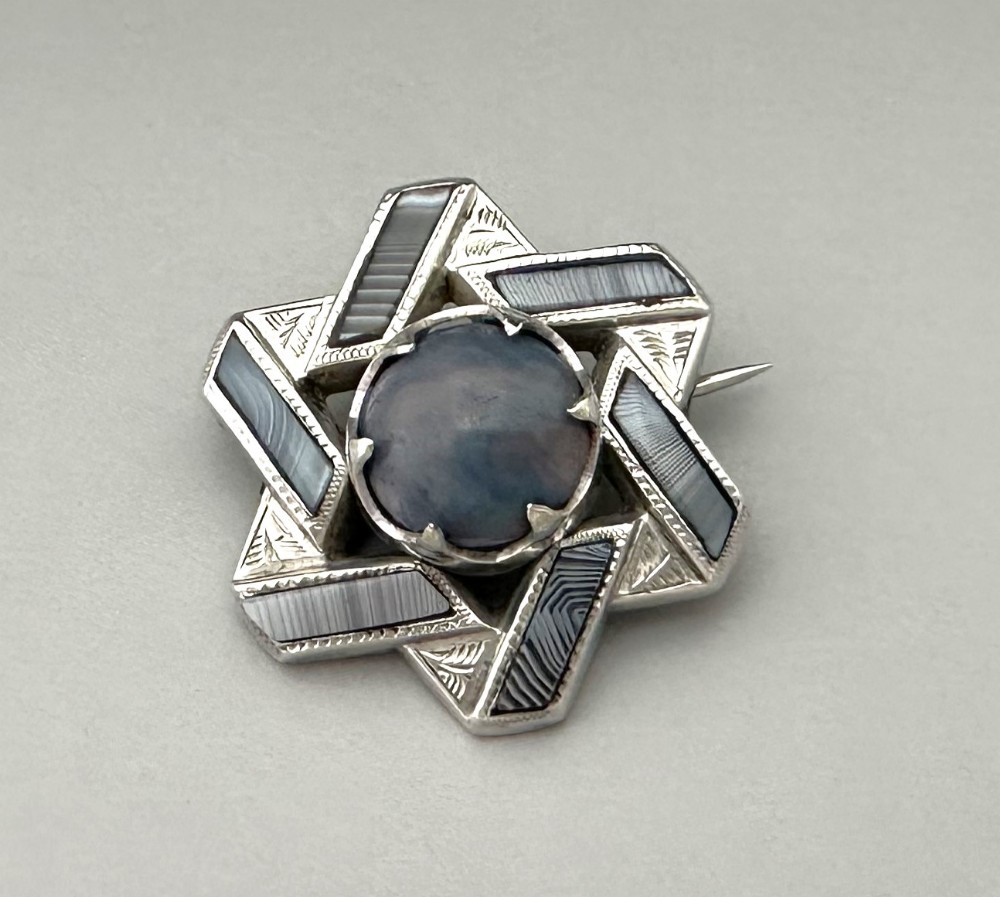 An attractive Victorian silver & blue agate brooch