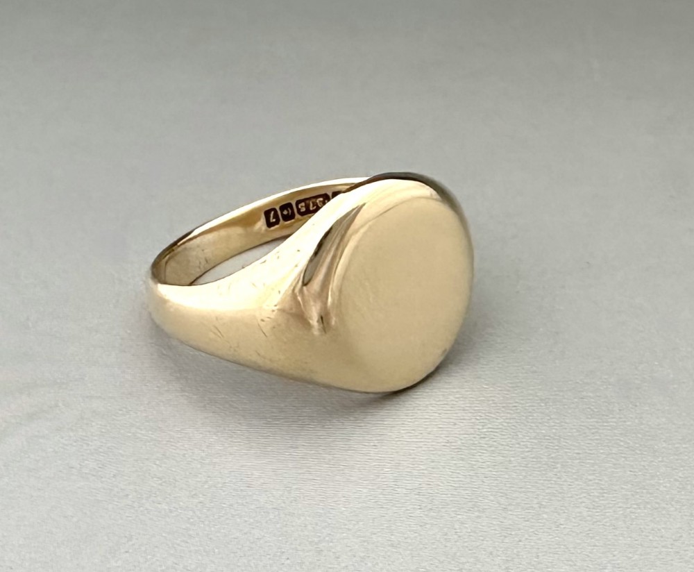 A handsome mid Century 9ct Gold Signet ring