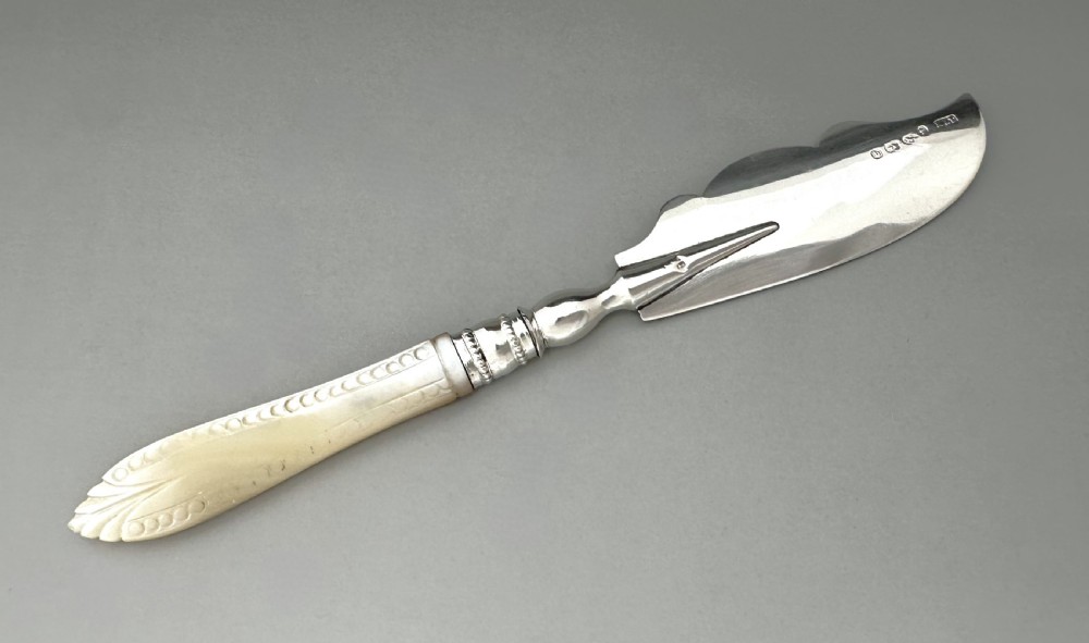 A lovely Victorian silver & mother-of-pearl butter knife View III