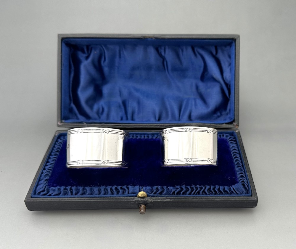 A fine pair of boxed Edwardian silver napkin rings View IV