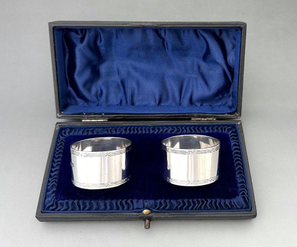 A fine pair of boxed Edwardian silver napkin rings View II