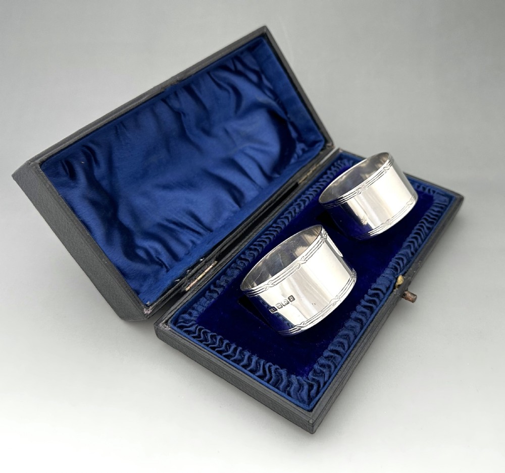 A fine pair of boxed Edwardian silver napkin rings