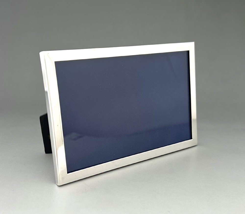 A useful silver landscape/portrait silver photo frame