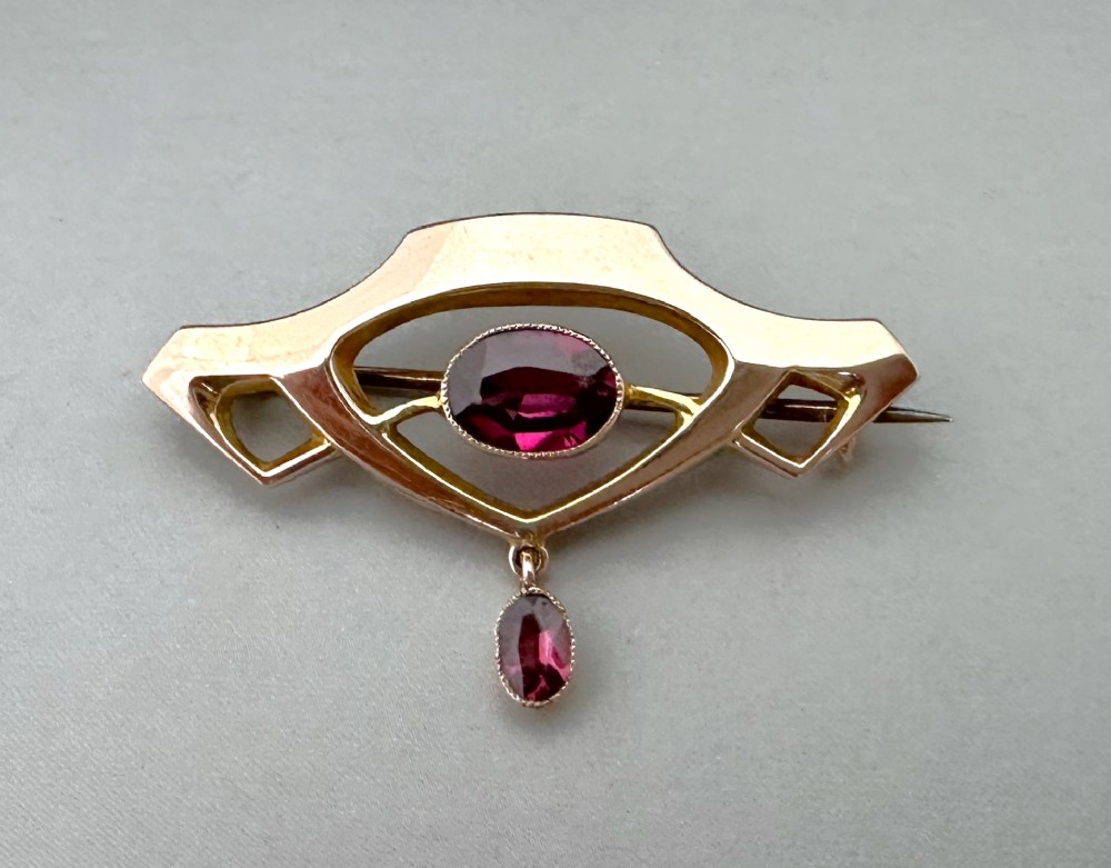 A beautiful Edwardian 9ct gold & Rhodolite garnet brooch