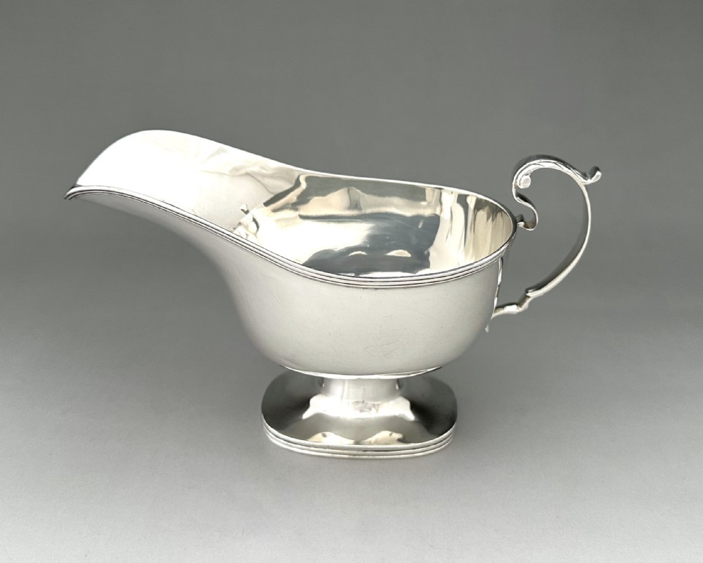 A Stylish George V Silver Sauce/ gravy Boat