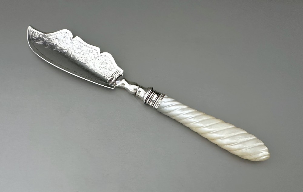 A lovely Georgian silver & mother-of-pearl butter knife
