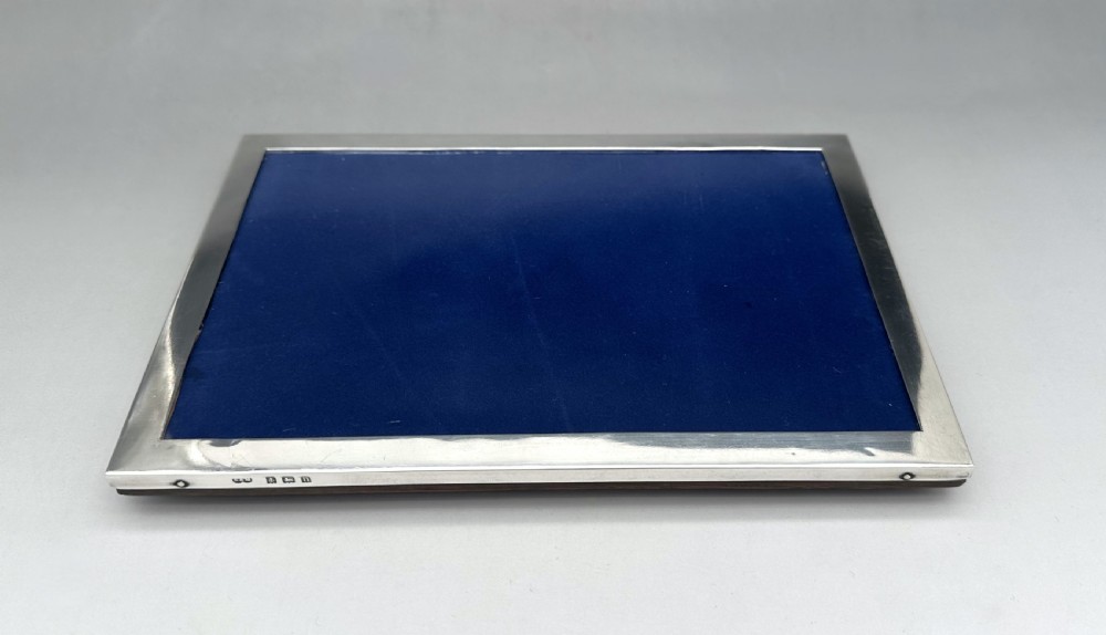 A handsome and practical silver photo frame View V